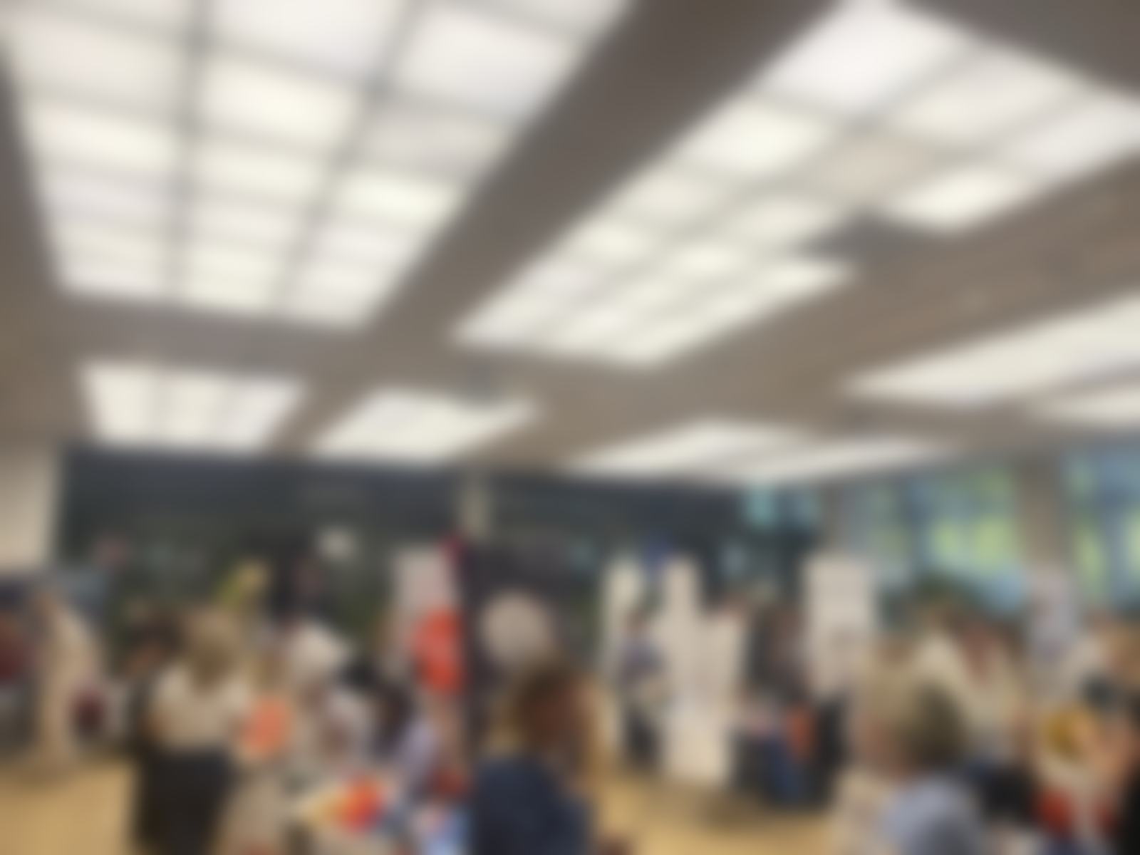 Vue d'ensemble floutée du salon Marques de Fabrique, à la Maison de la RATP